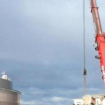 Arrimage de l'intercooler par la grue de 20 T